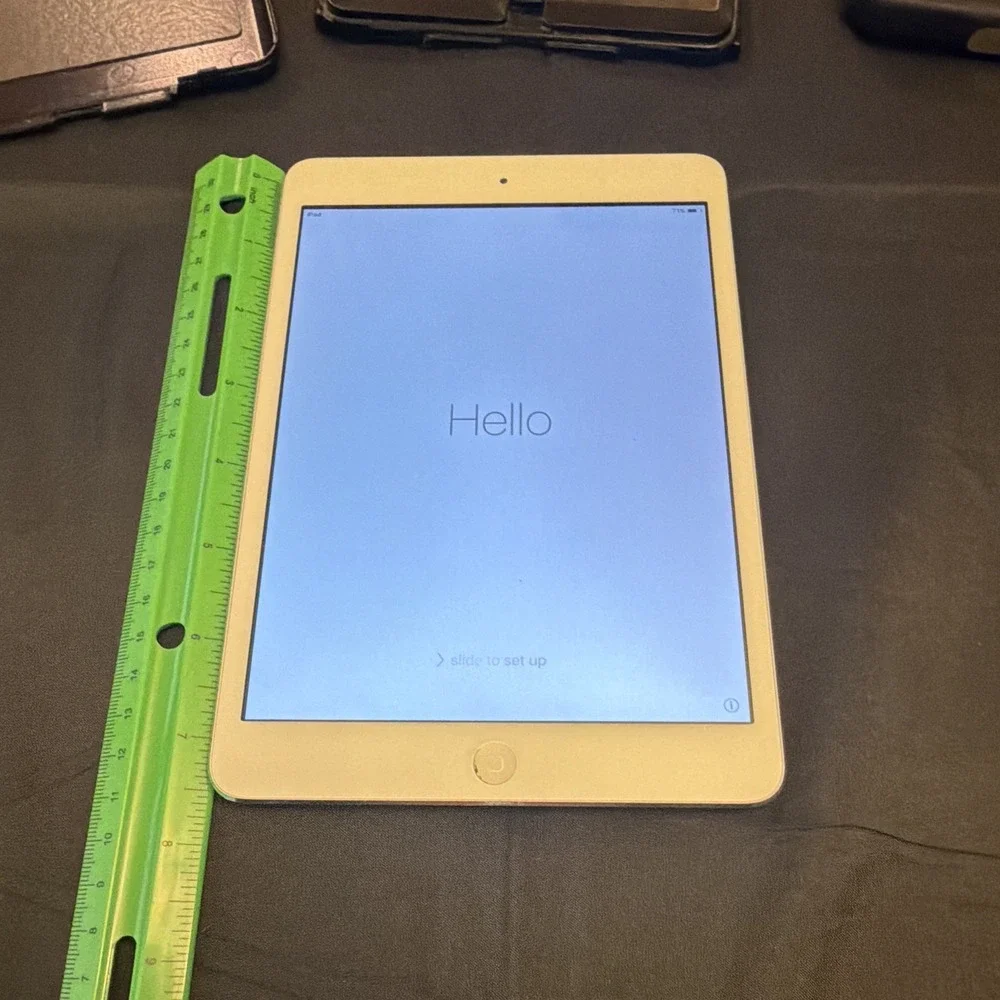 Apple iPad mini 7.9in 16GB Wi‑Fi Tablet Silver/White bundled w/ Otter Case